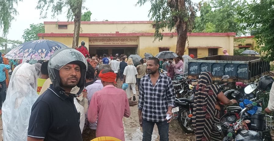 Siddharthnagar News: Long queues for fertilizer, farmers stand firm even in the rain