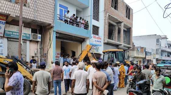The municipality demolished the slabs and platforms built on the drains