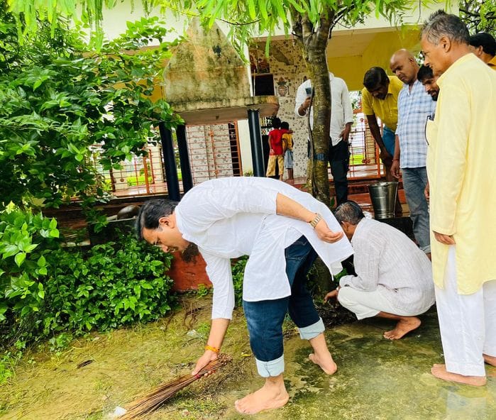 Siddharthnagar News: Former minister cleaned the Shiva temple premises