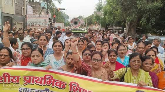 Teachers took out a procession in protest against the compulsory TET