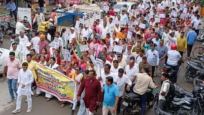 Teachers protested in the Collectorate against the compulsory TET