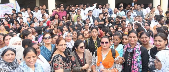 Thousands of teachers came out on the streets wearing black clothes