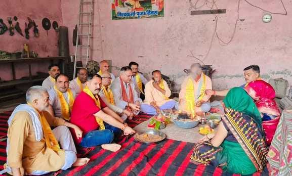 Traders celebrated Vishwakarma Jayanti by performing havan pujan.