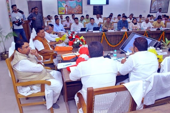 Traffic jam and pollution in the city were the main issues in Disha's meeting