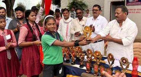 Girls from Gagis Katghar Lalganj won the Kho-Kho competition