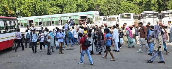 Passengers had to wait for buses for an hour, and the bus station was crowded.
