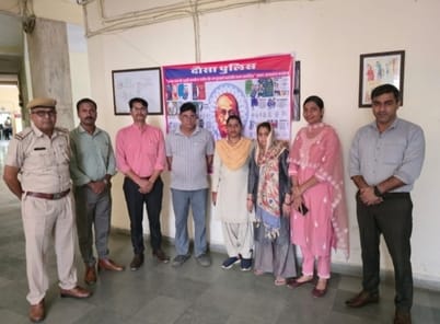 पुलिस की गिरफ्त में आरोपी दंपती।