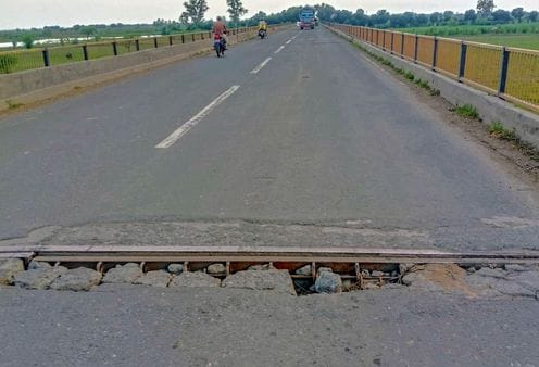 Potholes on Ramganga bridge affect traffic