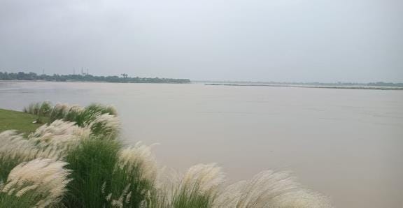 After remaining stable for 24 hours, the Saryu River is rising again.