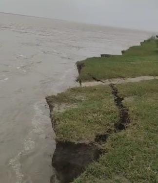 The Saryu River is swallowing agricultural land in the Diara region.