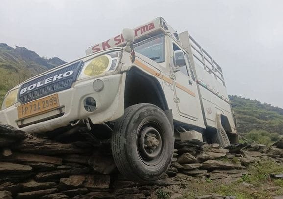 Cargo vehicle hanging in the air, accident averted due to driver's wisdom