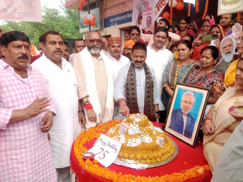 A 75 kg cake was cut and sweets were distributed in the slum.