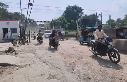 Road construction stalled at railway crossing in Chandausi, people upset