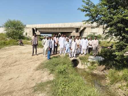Tail farmers' anger erupted after water was not supplied for three weeks.