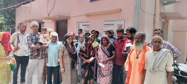 The villagers of Tyori reached the SSP office and demonstrated.