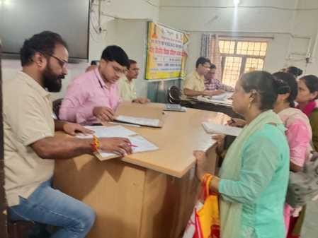 Candidates from Ballia, Kanpur and Mau wandered for a job of ten thousand rupees.