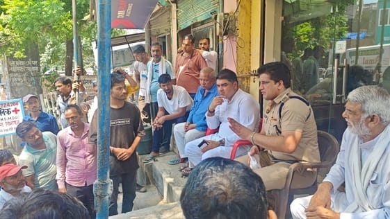 After listening to the problems of e-rickshaw drivers, ACP assured a solution