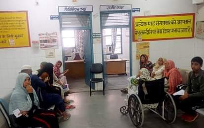 Doctors were busy preparing for the program, while patients kept wandering for treatment.