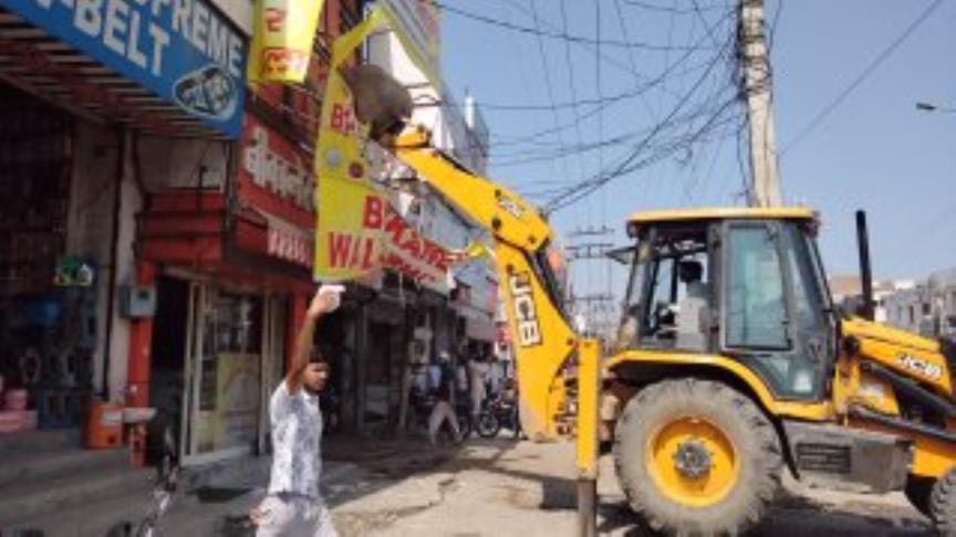 Before the shops opened, the municipal council removed the sheds and boards of 200 shops and demolished the ramps.