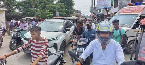 A year has passed waiting for approval for the bridge, causing traffic jams.