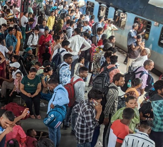 Unchahar Express ran on the wrong track and reached the main line instead of the platform.