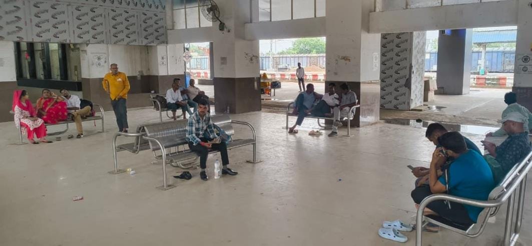 Sangam Passenger arrived four and a half hours late, passengers were in distress.