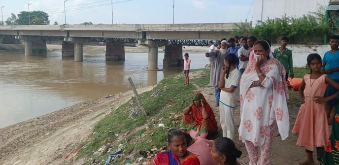 Leaving her slippers and dupatta on the stairs, the woman jumped into the Garra river.