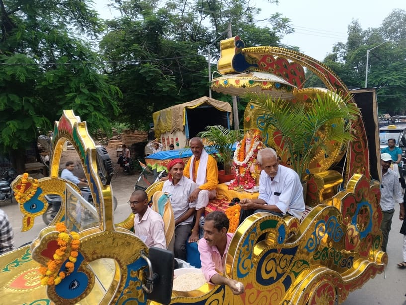 The first craftsman was worshipped, and the procession was carried out with great pomp.