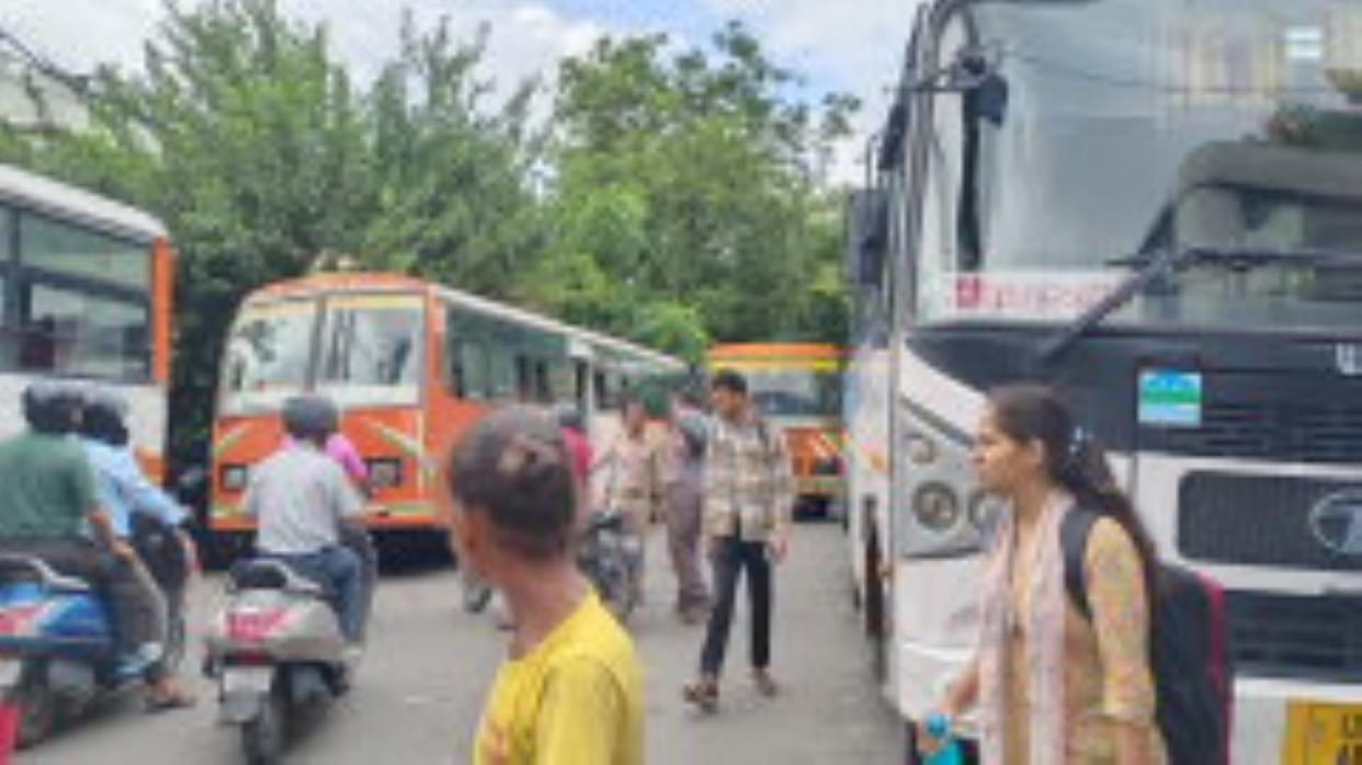 There is a rule to pick up passengers by standing on the side, people are creating traffic jams in the race to get ahead in the premises.