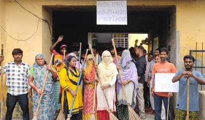 Outsourcing sanitation workers protest