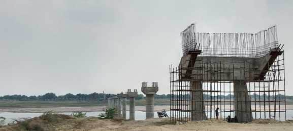 यमुना नदी में बन रहा पुल। संवाद