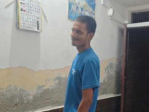 A labourer, troubled by financial crisis, hanged himself to death.