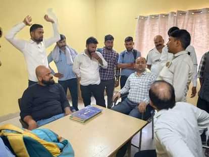 Labor union officials surrounded the manager and depot in-charge.