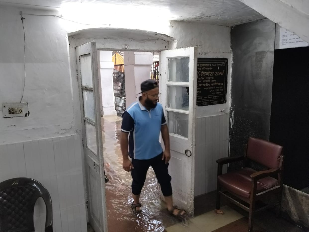 Water filled in the municipal headquarters, electricity had to be cut off.