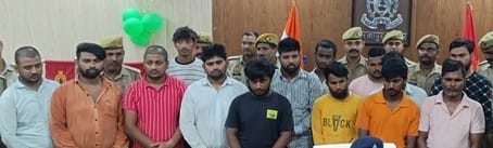 Fourteen members of a gang that extorted money by promising jobs in a company were arrested.