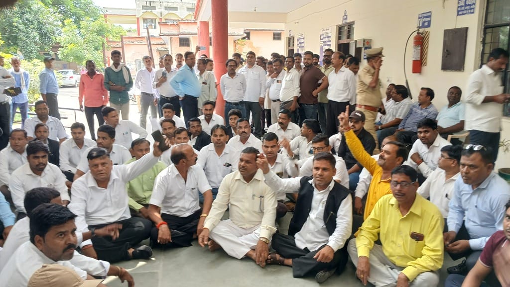 Lawyers boycott courts and protest