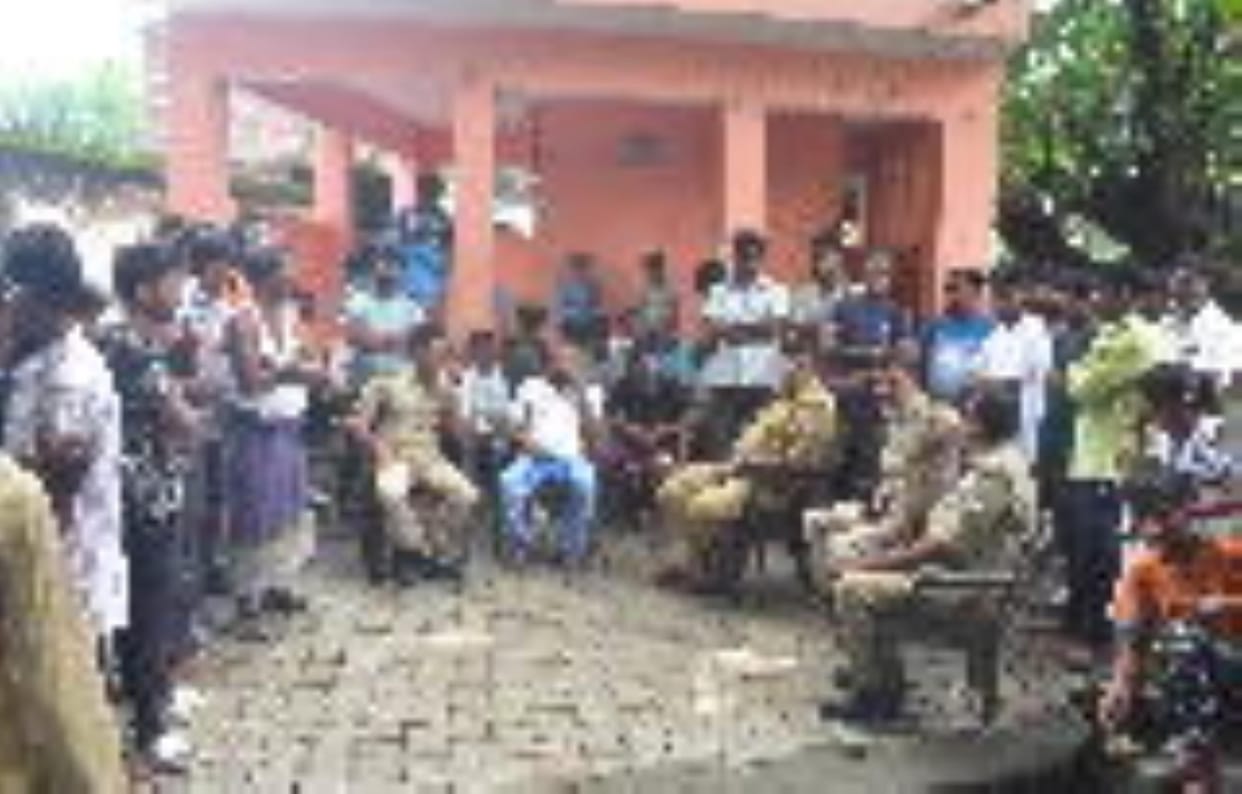 Animal smugglers kill student in Gorakhpur. Deepak fell on the road while being chased, news in hindi