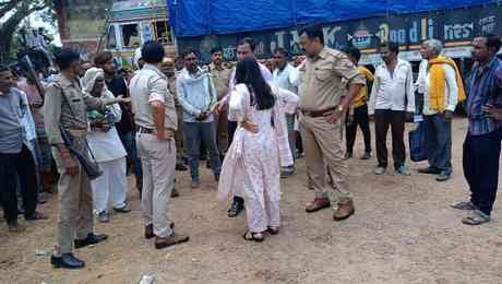 Farmers surrounded the Tehsildar after not getting tokens for fertilizer.