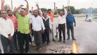 Pasi community hurt by Suheldev's comment, burns Shaukat's effigy