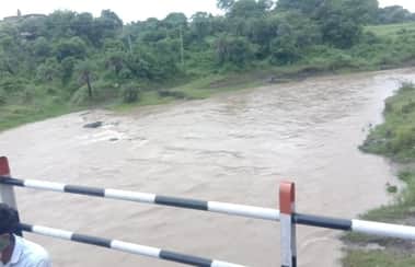 रतलाम जिले के ग्राम अंगेठी में मलेनी नदी की वहा पुलिया जिसकी रेलिंग से छात्रा के नदी में गिरने