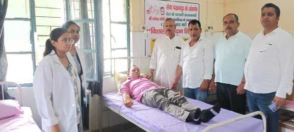 BJP workers donated blood on the Prime Minister's birthday