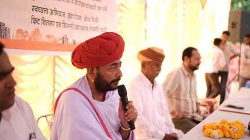 आमजन से संवाद करते पंचायतीराज राज्य मंत्री ओटाराम देवासी।