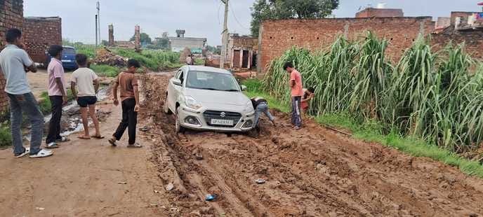 Mud spread on the main road of Nawada, increasing problems