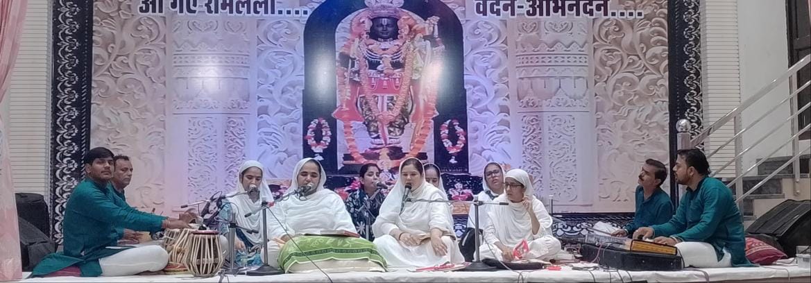 Devotees danced to the hymns and praised Lord Ram.