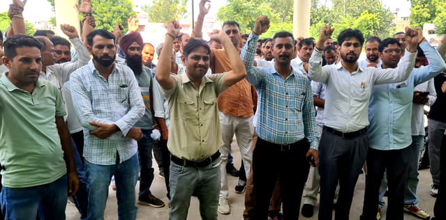 Electricity employees postponed their strike on the assurance of the Executive Engineer.