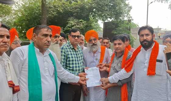 Farmers demonstrated at the Mini Secretariat and submitted a memorandum.