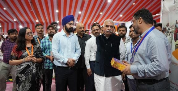On the second day of the expo, the minister distributed tool kits.
