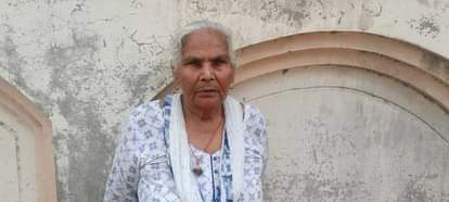 Two young women stole the purse of an elderly man who was buying vegetables.