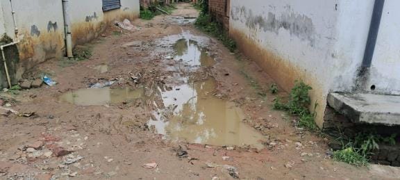 After two days of rain, the condition of the neighborhood deteriorated, traffic was affected