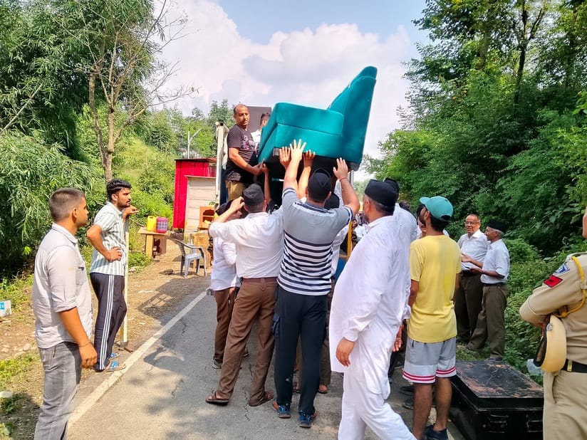 Volunteers took charge in Garder, safely rescuing the belongings of two families